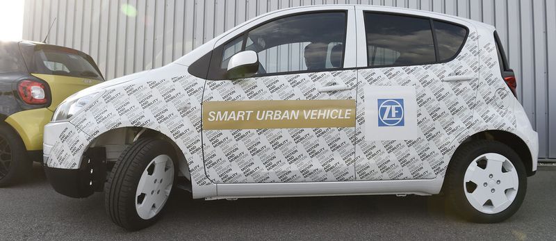 Extrem wendig, lokal emissionsfrei und vernetzt mit Fahrer und Umwelt: Mit dem Konzept Smart Urban Vehicle präsentiert ZF eine exemplarische Lösung für das Klein- und Kompaktsegment im urbanen Individualverkehr.