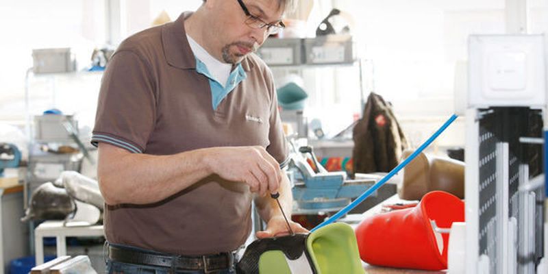Handwerkliche Präzision macht Hightech erst nutzbar. Der Prothesenschaft wird haargenau an den Nutzer angepasst.