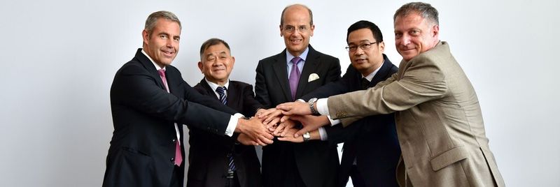 Machen jetzt gemeinsame Sache (v.l.): Stefan Klebert, Vorstandsvorsitzender Schuler AG, Yunhu Pan, Yadon-Aufsichtsratsvorsitzender, Dr. Wolfgang Leitner, Aufsichtsratsvorsitzender Schuler AG, Hongbin Dong, Geschäftsführer Yadon, Oemer Akyazici, Geschäftsführer Schuler China.