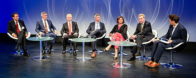 Namhafte Gäste, wie EU-Kommisar Günther Oettinger, diskutierten im Auditorium der BMW Welt in München über den Mobilitätswandel.