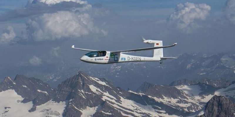 Das Elektroflugzeug mit Batteriespeicher auf seinem Weg über die Alpen.