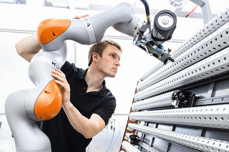 Die rein roboterbetriebene Fabrik wird eine Illusion bleiben: Der Mensch bleibt im Mittelpunkt, der Roboter wird primär als sein Diener und Helfer in der Fabrikhalle agieren.