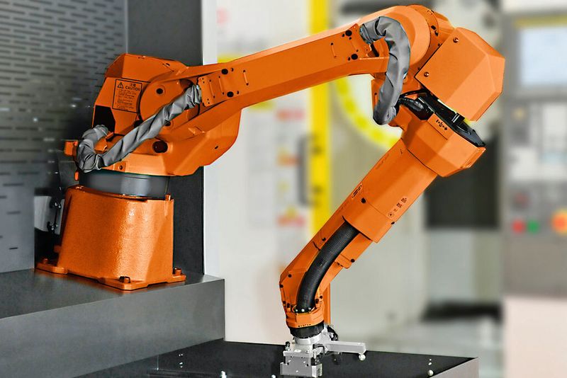 Das Grundkonzept der EcoZ-Roboterzellen ist die nach vorne geneigte Stellung des Roboters. Das gibt diesem die Möglichkeit, aus der Zelle heraus quasi um die Ecke zu greifen.