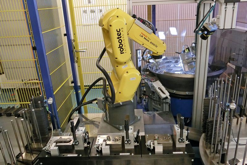 Der FANUC LR Mate 200iD im Einsatz. Mit einer Reichweite von 717 mm deckt der sechsachsige Roboter den Arbeitsraum sehr flexibel ab.