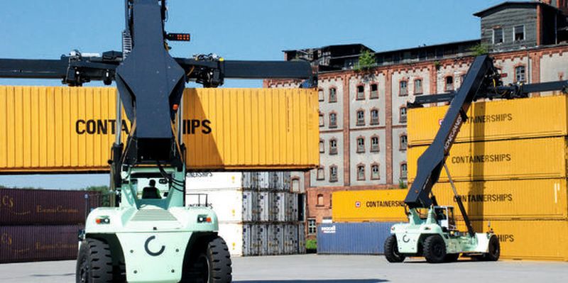 Zwei neue Reach Stacker von Konecranes – darunter die 5000ste Maschine aus dem Konecranes Werk im schwedischen Markaryd – unterstützen jetzt mit einer Tragkraft von jeweils bis zu 45 t die Hans Lehmann KG beim Container¬umschlag im Lübecker Hafen.