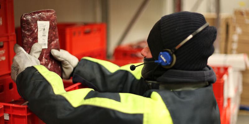 Im Tiefkühlbereich hat sich Fripa für eine Pick-by-Voice-Lösung entschieden.