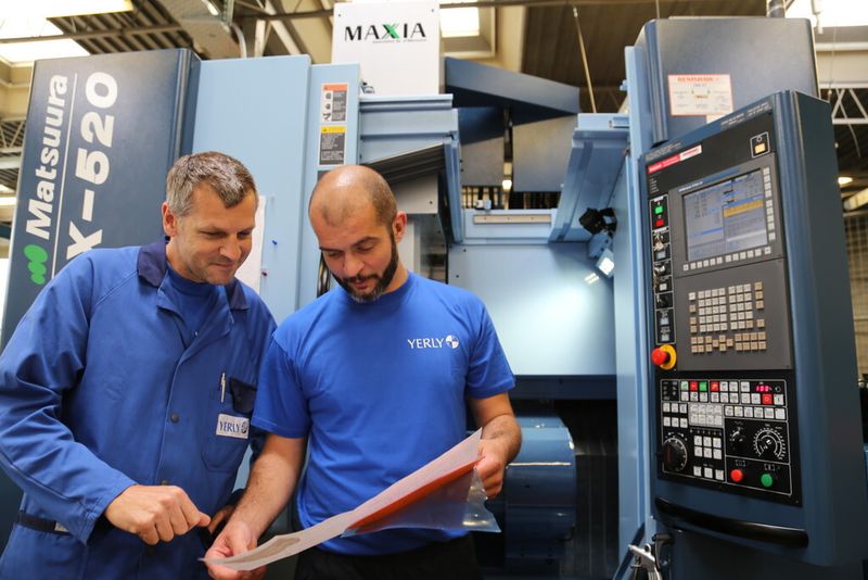 Lucien Hirschi, responsable d'atelier échange avec Anthony Corthésy, mécanicien les bonnes procédures à entreprendre pour usiner le prochain prototype sur la Matsuura.