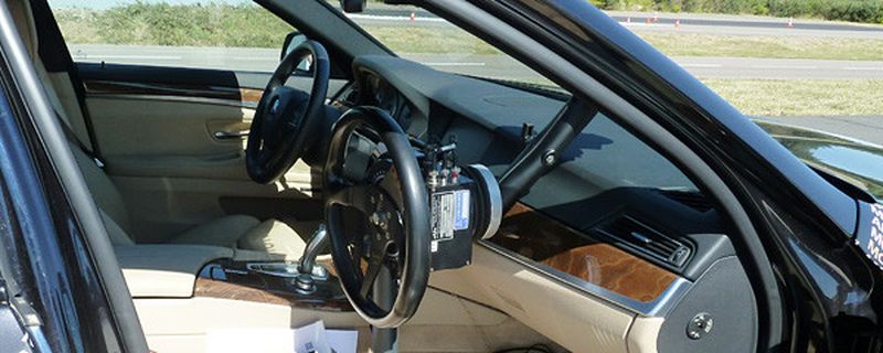 Ein schnelles Lenkmanöver birgt Gefahren, besonders bei hohen Geschwindigkeiten auf der Autobahn. Abhilfe schafft jetzt ZF: Die sogenannte „Active Kinematics Control“ (AKC) ist für fast alle Pkw-Modelle applizierbar.