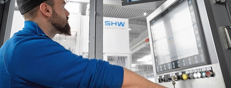 Die SHW-Maschinen bringen Riva große Flexibilität und eine hohe Maschinenverfügbarkeit von über 90 %. Das ist notwendig in der oftmals sehr kurzfristigen Fertigungsplanung. Hochauflösende Monitore in der Bedienkabine sorgen stets für freie Sicht auf Werkstück und Werkzeug.