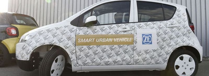 Extrem wendig, lokal emissionsfrei und vernetzt mit Fahrer und Umwelt: Mit dem Konzept Smart Urban Vehicle präsentiert ZF eine exemplarische Lösung für das Klein- und Kompaktsegment im urbanen Individualverkehr.