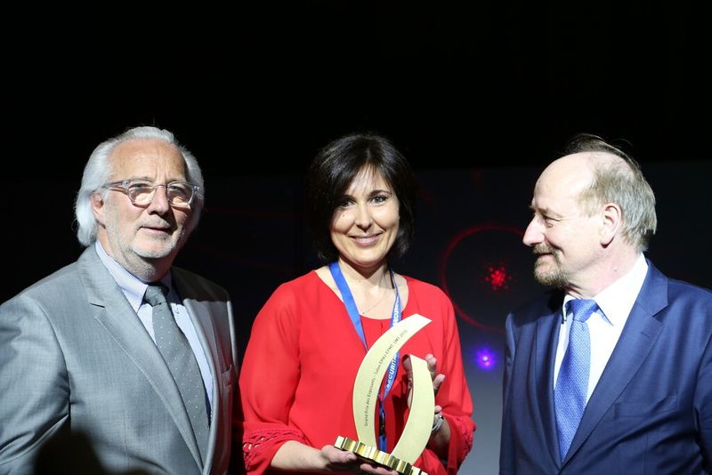 Le prix des exposants a été remis à Nicoletta Casanova, pour l'innovation majeure de la startup tessinoise FEMTOprint. Entouré par les fondateurs du salon, André Colard à gauche et Olivier Saenger.