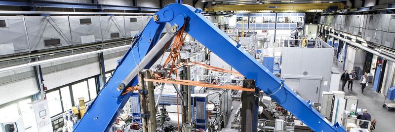 Experimentelle Simulation: Prüfaufbau im großen Versuchsspannfeld des Fraunhofer LBF.