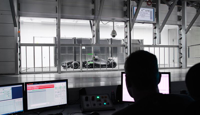 Die Windschnittigkeit eines Rennwagens der Formel 1 entscheidet mit, wer gewinnt. Um die Strömungen zu berechnen, sind CFD-Analysen auf 25 Teraflops in 24 Stunden zugelassen.
