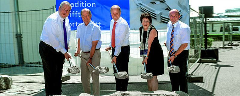 Gute Laune beim Spatenstich für das 40 Millionen teure Bauvorhaben hatten (v.l.n.r.) Gerhard Mey und Werner Baier, beide Eigentümer Webasto, Dr. Holger Engelmann, Vorstandsvorsitzender Webasto SE, Dr. Brigitte Kössinger, Bürgermeisterin Gauting und Georg Scheitz, Stellvertreter des Starnberger Landrats.
