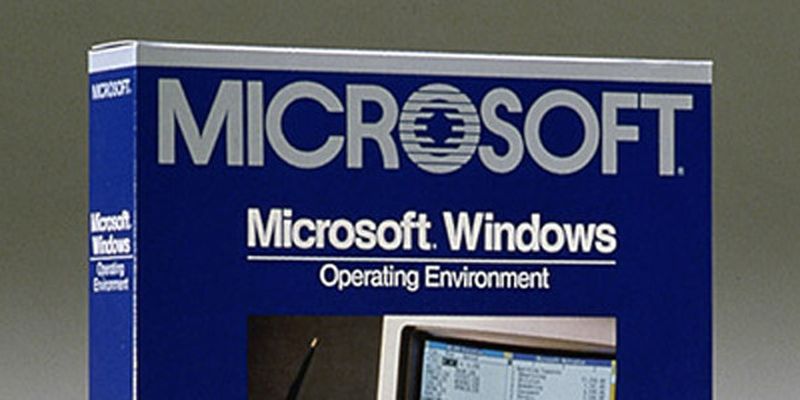 Microsoft Windows 1 in der - damals noch standardmäßigen - blauen Verpackung des Unternehmens: Im November 2015 wird die ursprünglich noch nicht als Betriebssystem veröffentlichte Software 30 Jahre alt.