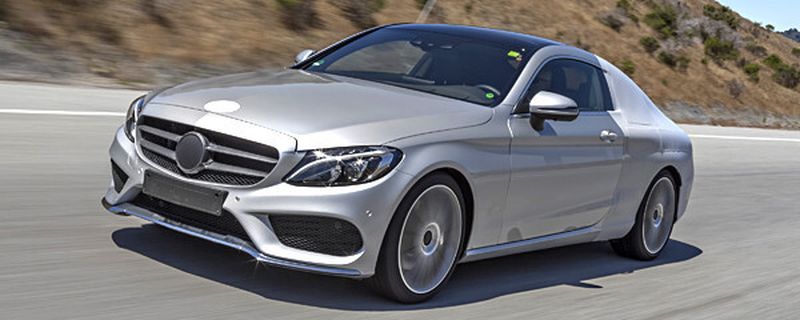 Selbst in teilabgeklebtem Zustand zieht es die Blicke auf sich: Das C-Klasse-Coupé von Mercedes-Benz.
