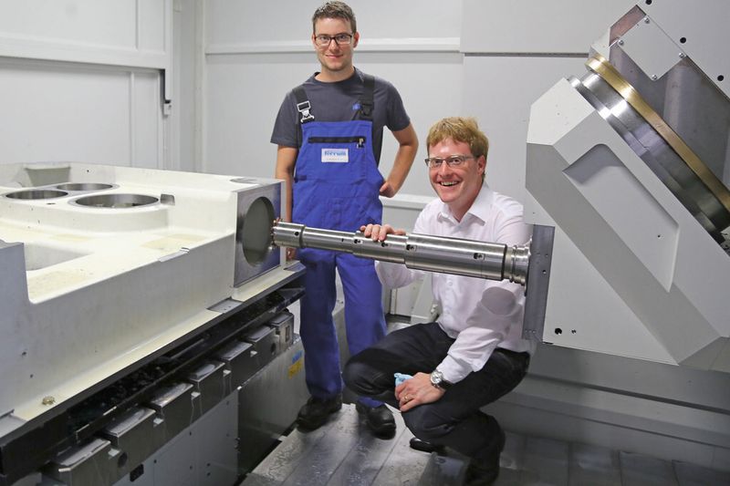 Eindrücklich der Blick in das neue Starrag-Heckert-BAZ: Daniel Mühlethaler (Maschinenführer, Ferrum) und Kim Arnold (Anwendungstechniker, Urma AG) mit dem lang auskragenden RX-System-Reibwerkzeug.