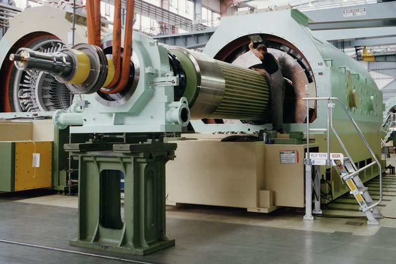 Ein luftgekühlter Turbogenerator Topair von Alstom beim Einfahren des Rotors.