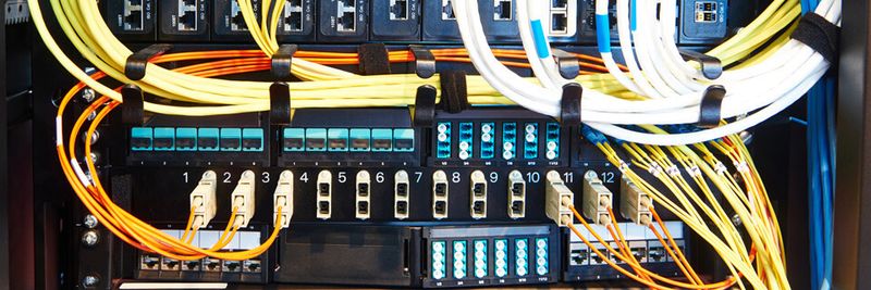 Im Vergleich zu klassischen hierarchischen Ethernet-Architekturen bieten Ethernet Fabrics mehr Leistung, effiziente Ressourcen-Nutzung, Verfügbarkeit und Einfachheit.