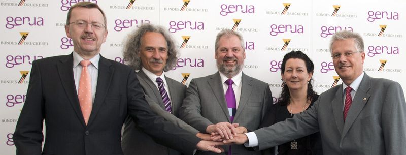 Schulterschluss zwischen der Bundesdruckerei und genua: Heinz-Otto Meyn (Bereichsleiter Corporate Strategy & Planning, Bundesdruckerei), die Firmengründer von genua Bernhard Schneck, Dr. Magnus Harlander und Dr. Michaela Harlander sowie der Vorsitzende der Geschäftsführung der Bundesdruckerei Ulrich Hamann (v. l. n. r.) beschließen die künftige Zusammenarbeit.