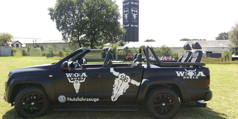 Das Amarok-Cabrio wurde von Auszubildenden im Werk Hannover gefertigte. Der mattschwarze Siebensitzer wird normalerweise nur für Werkbesichtigungen genutzt.
