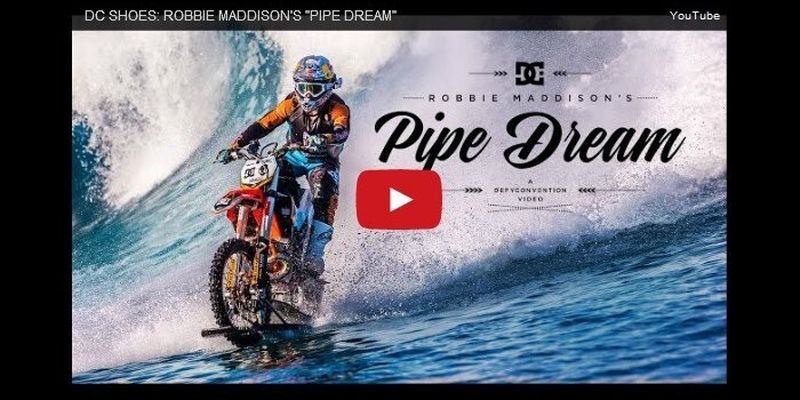 Robbie Maddison surft mit einem modifizierten Motorrad halsbrecherische Wellen vor der Küste Tahitis.