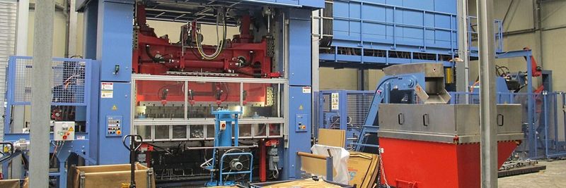 Die neue Feinrichtmaschine von SKA steht vor einer 400-t-Servopresse, die ebenfalls Schuler geliefert hat.