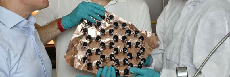 Ein Stück näher dran! Graphenherstellung gelingt im Ofen: Prof. Dr. Christoph Stampfer, Michael Schmitz und Stephan Engels vom II. Physikalischen Institut der RWTH Aachen Universität mit Graphen, das bei etwa 1000 °C auf Kupferfolie gewachsen ist. Luca Banszerus hatte daran entscheidenden Anteil. Das könnte ein guter Ansatz für die wirtschafliche Fertigung dieses besonderen Materials sein.