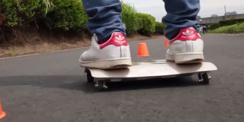 „WalkCar“ ist ein elektrisches Mini-Skateboard, das eine Höchstgeschwindigkeit von bis zu 10 km/h erreicht.