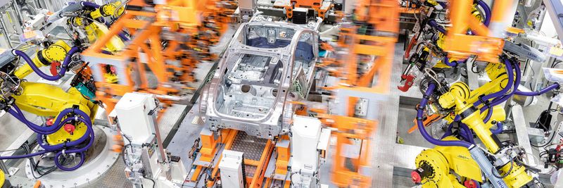 Mit deutlich über 90 % ist der Automatisierungsgrad im Karosserierohbau am höchsten. Aber die Automobilhersteller wollen Roboter auch vermehrt in anderen Bereichen einsetzen.