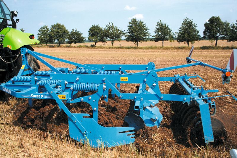 Der Karat 9 der Firma Lemken ist ein Intensiv-Grubber, mit dem in mehreren Stufen sowohl flach als auch mitteltief und tief gearbeitet werden kann.