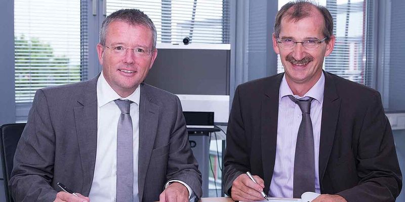 Vertragsunterzeichnung für die neue IT-Lösung Governikus LZA mit Governikus-Geschäftsführer Dr. Stephan Klein (l.) und dem Dataport-Vorstandsvorsitzenden Dr. Johann Bizer