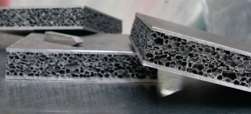 Sandwich: Zwischen zwei massiven Deckblechen verbirgt sich ein sogenannter Metallschaum, der eine ähnliche Struktur wie Knochen hat.