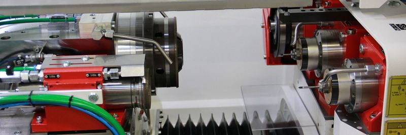 Blick in den Arbeitsraum der Produktions-Innenrundschleifmaschine S122.