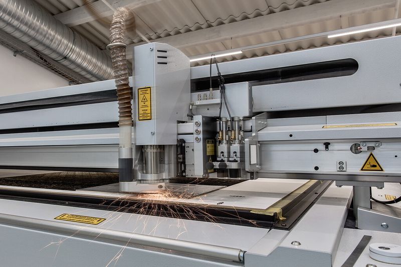 Die Strasser AG nutzt zum Schneiden einen 600-Watt-CO2-Laser. Der Laserstrahl wird auf der Materialoberfläche stark gebündelt und verdampft das Material in Sekundenbruchteilen.