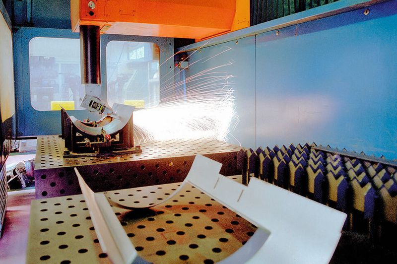 Bereits während der Testphase der Umformstufen stellt Kunrath den Kunden Vorserienteile zur Verfügung, die in dieser hochmodernen 3D-Laserschneidanlage beschnitten werden.