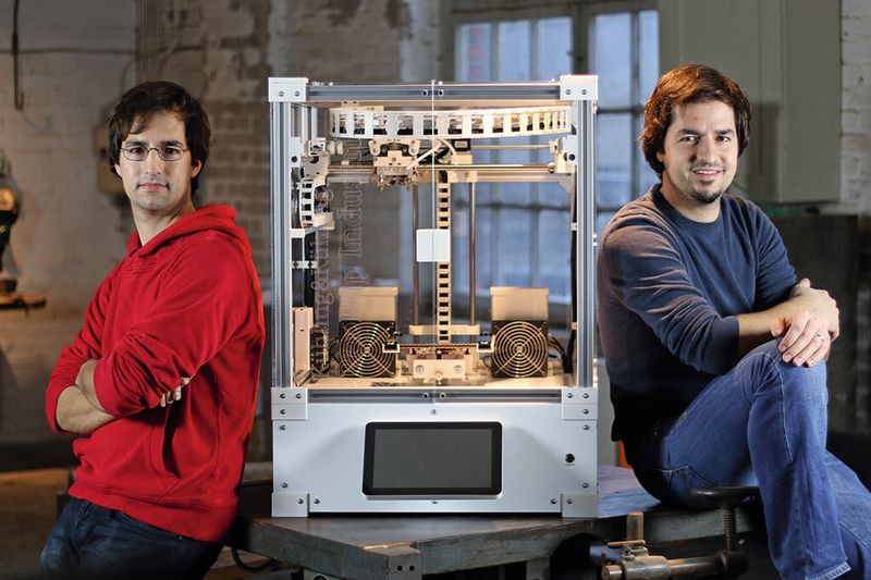 Die Mechatroniker Jonas und Simon Kühling konzentrieren sich auf Open-Source-Hardware-Entwicklung und -Produktion im Bereich der 3D-Drucker.