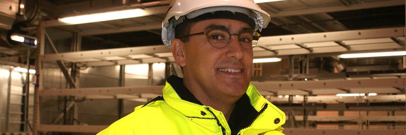 Jorge Balcells, der technische Director von Verne Global, lädt zum Besuch des Rechenzentrums ein.