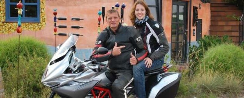 Als Lena zum ersten Mal auf's Motorrad stieg: Stephan Maderner bot mir seinen Sozia-Sitz an.