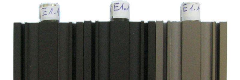 Anodisierte Probekörper aus ausgewählten Aluminiumlegierungen – Forschern am Fraunhofer-IPA ist es gelungen, sie wesentlich energieeffizienter zu beschichten.
