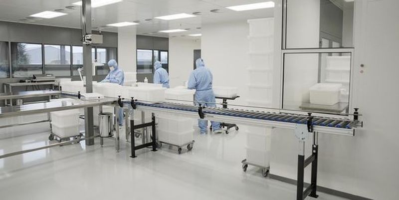 Um einen einwandfrei funktionierenden Durchlauf sicherzustellen, unterstützte Nerling Medwork auch bei der Positionierung von Kisten und Rollbändern.