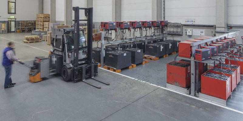 Jedes Gerät ist für Batterien mit einer Spannung von 12 bis 80 Volt geeignet. Die Mitarbeiter müssen sich daher keine Gedanken machen, welche Batterie sie an welches Ladegerät hängen.