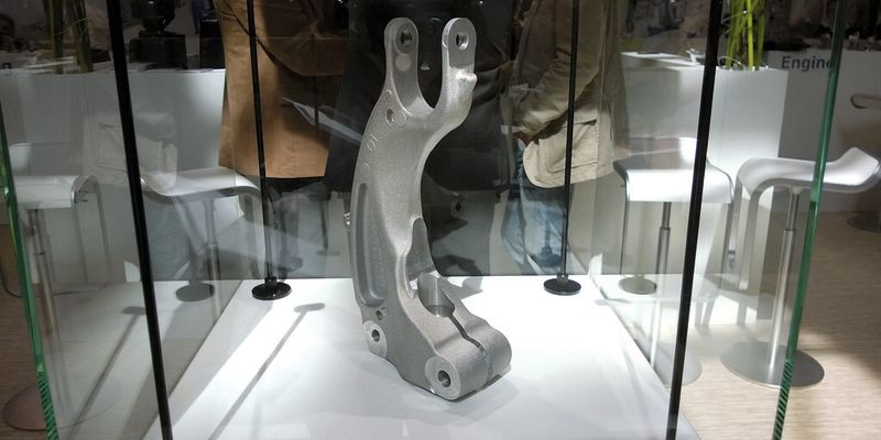 Die hochfeste Aluminium-Legierung Tensal ermöglicht die Gewichtsreduzierung von hochbelasteten Fahrwerksbauteilen.