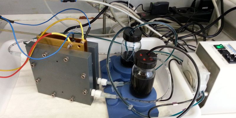 Herzstück der Solartankstelle ist der elektrochemische Speicher; eine Vanadium-Redox-Batterie. Die Technik dahinter ist hochkomplex und in der Anwendung als Ladestation für Elektrofahrzeuge völlig neu.
