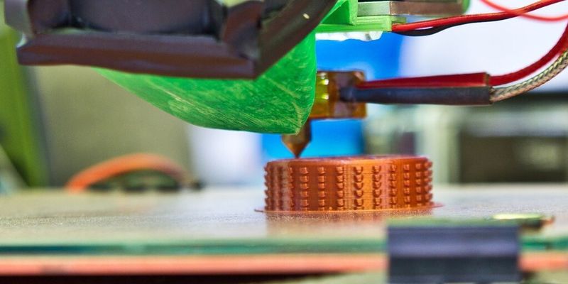 Das 3D-Drucken von hochgefüllten, z.B. wärmeleitfähigen Kunststoffen, stellt den Anwender vor neue Herausforderungen.