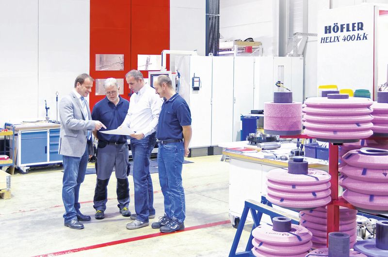Schunk-Verkaufsleiter Bernd Heib im Gespräch mit Teamleiter Ulrich Berger, Betriebsleiter Thomas Decker und Fertigungsleiter Uwe Kühl (v. l.). Nach den Erfolgen beim Schleifen gibt es bereits Überlegungen, das Schunk-Nullpunktspannsystem Vero-S auch bei der Weichbearbeitung zu nutzen.