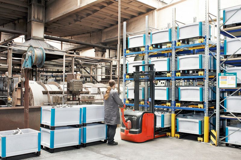 Mit dem Paletten-Durchlaufregal kann die Schubert & Salzer Feinguss Lobenstein GmbH eine gleichmässige Lagerhaltung des wieder einzuschmelzenden Materials sicherstellen.