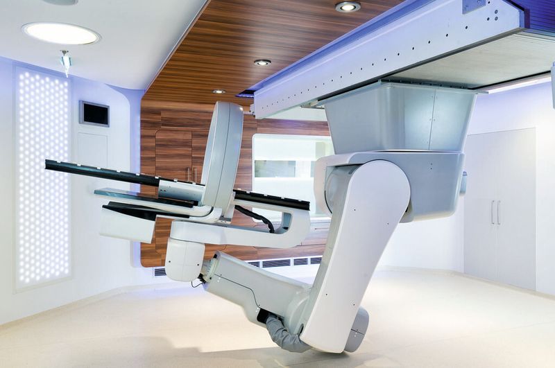 Durch die Deckenmontage des roboterbasierten Patientenpositioniersystems von BEC kann der Platz im Behandlungsraum bei Medaustron optimal genutzt werden.