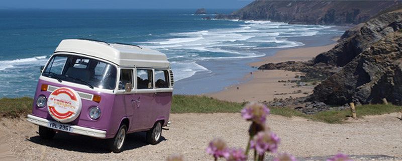 Der Bulli ist Kult – und noch immer für einen gelungenen Campingurlaub gut. Unsere Autorin war mit einem T2 Baujahr 1979 im malerischen Cornwall unterwegs.