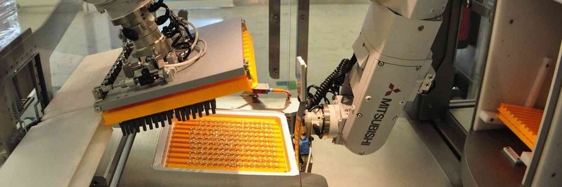 In einem Handling-Modul für die Zuführung von Fertigspritzen in die Endverpackungsanlage hat Robotronic gleich zwei Mitsubishi Electric Überkopf-Knickarmroboter in eine MRT-Zelle integriert.